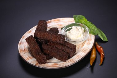 Sarımsak soslu siyah ekmek yığını.