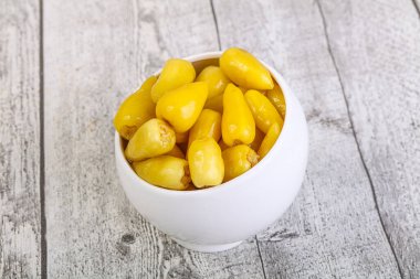 Kavanozda turşu, baharatlı mini biber.