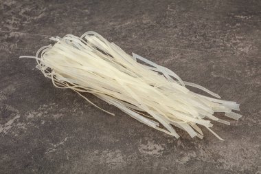 Kuru pirinç eriştesi pişirmeye hazır.