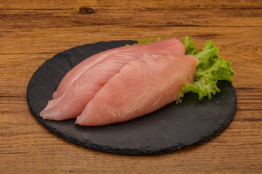 Pişirmek için çiğ hindi göğsü.