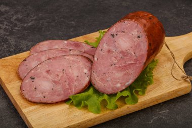 Baharatlı ve otlu füme jambon.