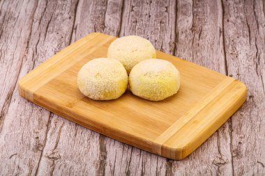 Çiğ patates ezmesi - doldurulmuş patates pirzolası - pişirmek için.