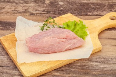 Pişirmek için çiğ hindi göğsü biftek.