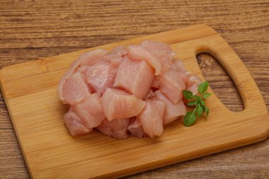 Pişirmek için çiğ tavuk göğsü.