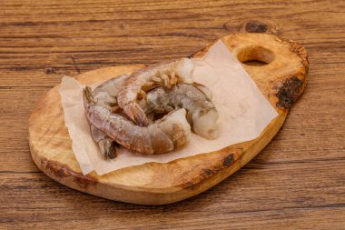 Çiğ kaplan karides yığını yemek için.