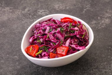 Bitki ve baharatlı kırmızı lahana turşusu