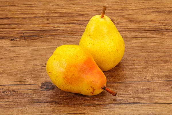 背景上鲜甜的黄色梨子 — 图库照片