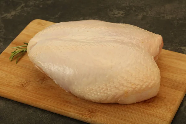 生全体鶏の胸肉とともに皮膚はローズマリーを務め — ストック写真