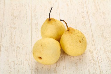 Sulu, olgun, sarı Çin armudu. 