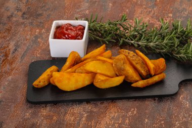 Biberiye ve soslu kızarmış patates dilimleri.