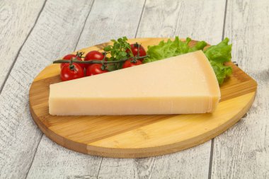 İtalyan geleneksel parmesan peyniri üçgeni salata servis etti