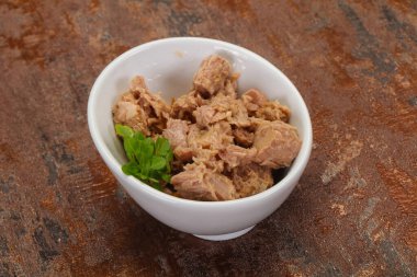 Kasede ton balığı konservesi fesleğen yaprağı var.