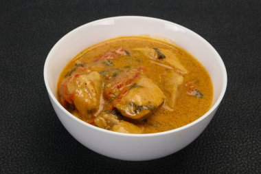 Geleneksel Tayland körili tavuk çorbası ve hindistan cevizi sütü.