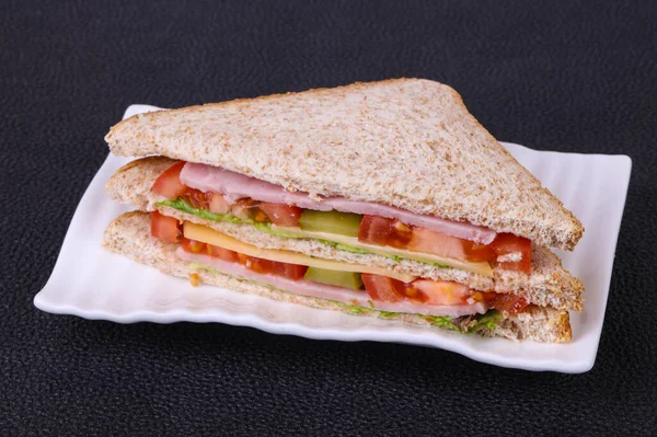 Club Sandwich Mit Schinken Käse Salatblättern Tomaten Und Eingelegten Gurken — Stockfoto