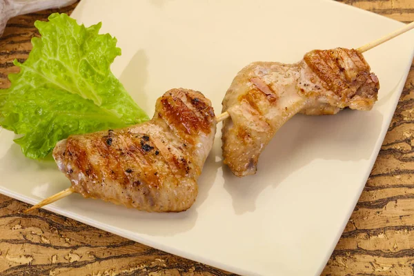 Baharatlı soslu tavuk kanadı şişi.