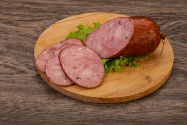 Baharatlı ve otlu füme jambon.