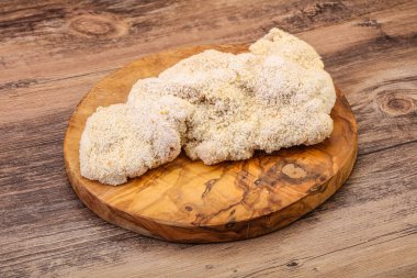 Kızartma için çiğ domuz eti şnitzel.