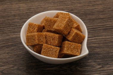 Kahverengi baston şeker yavruları kasede