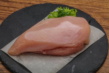 Pişirmek için çiğ tavuk göğsü.