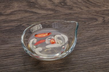 Acı biber ve sarımsaklı Vietnam sirkesi sosu.