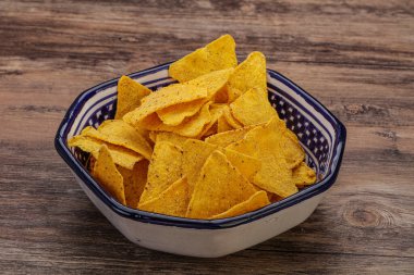 Meksika mısır cipsi üçgen yığını.