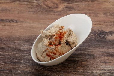 Kavanozda baharatlı ringa yağı var.