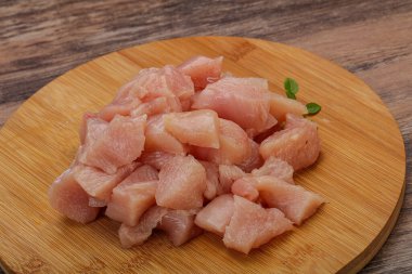 Pişirmek için çiğ tavuk göğsü.