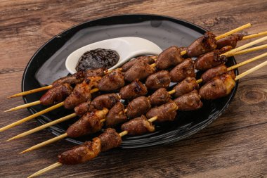 Asya mutfağı. Biber soslu tavuk kalbi şiş.