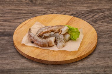 Çiğ kaplan karides yığını yemek için.