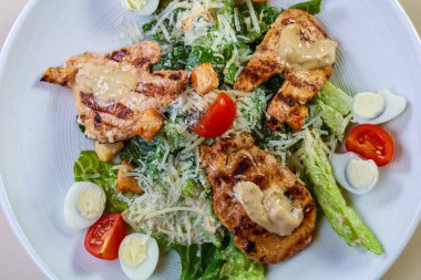 Kızarmış tavuklu Sezar salatası.