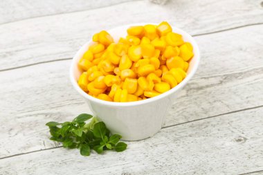 Genç tatlı mısır kasesinde