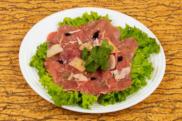 Carpaccio Carne Com Queijo Parmesão Folhas Salada — Fotografia de Stock