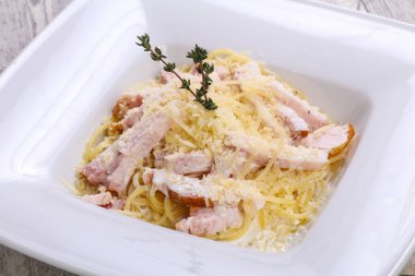 Jambon ve peynirli makarna kekik servis edildi.