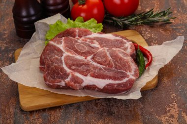 Çiğ domuz boyunlu biftek pişirmeye hazır.