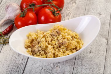 Et ve baharatlı bulgur.