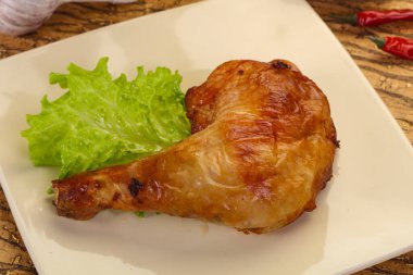 Çıtır çıtır kızarmış tavuk budu.