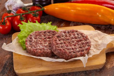 Çiğ burger pirzolası ızgara için hazır.