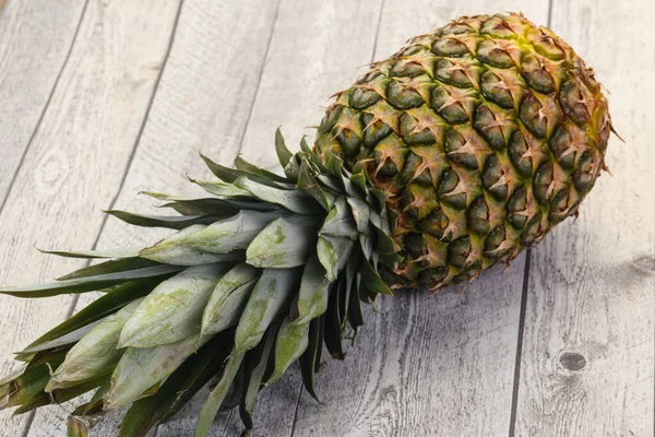 Świeży Ananas Dojrzałe Nad Podłoże Drewniane — Zdjęcie stockowe