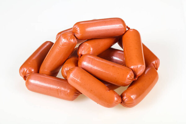 Вкусные мясные колбаски готовы к употреблению на белом фоне
