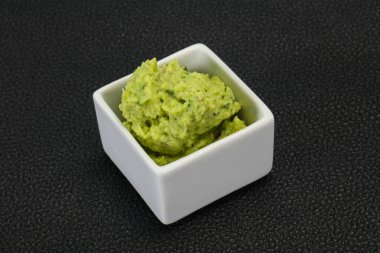 Acı biberli baharatlı avokado sosu.