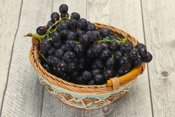 Taze taze tatlı kırmızı üzüm dalında