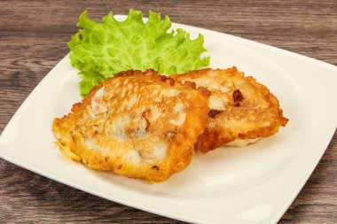 Ekmeğin içinde kızarmış morina balığı