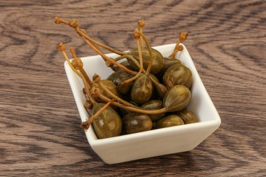 Lezzetli kapari meyveleri kasede 