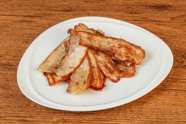 Kızarmış domuz pastırması tabakta.