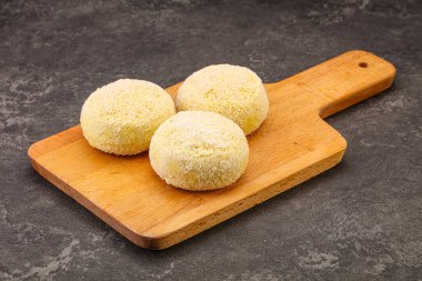 Çiğ patates ezmesi - doldurulmuş patates pirzolası - pişirmek için.