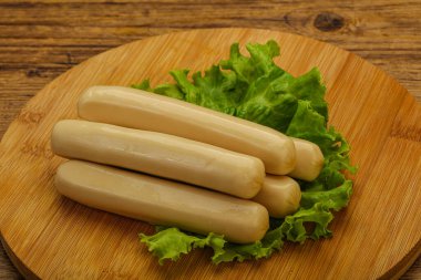 Salata yapraklı tavuk beyaz sosisi.