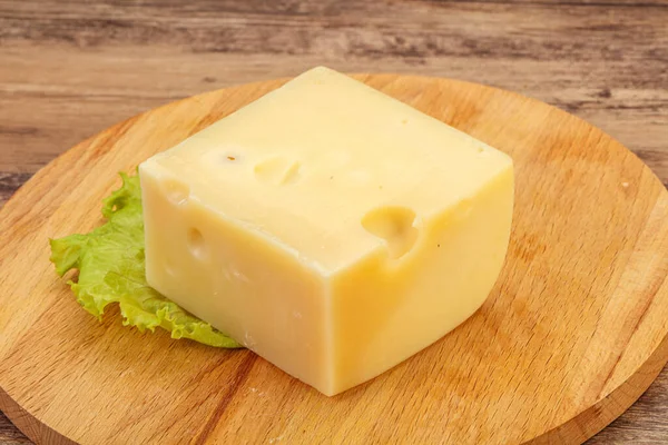 Tahta Üstünde Emmental Peynir Salata Servis Edilir — Stok fotoğraf