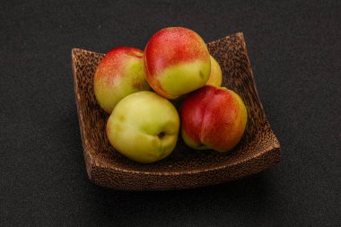 Sepette küçük yeşil nektarinler