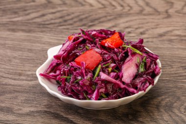 Bitki ve baharatlı kırmızı lahana turşusu