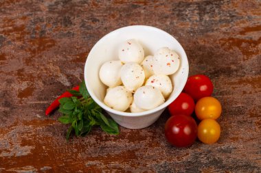 Fesleğen yapraklı ve domatesli Mozzarella peyniri topları.
